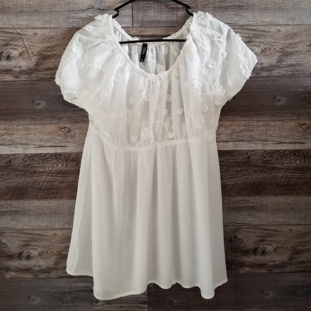 ⚘ SPRING  White floral flowy  blouse